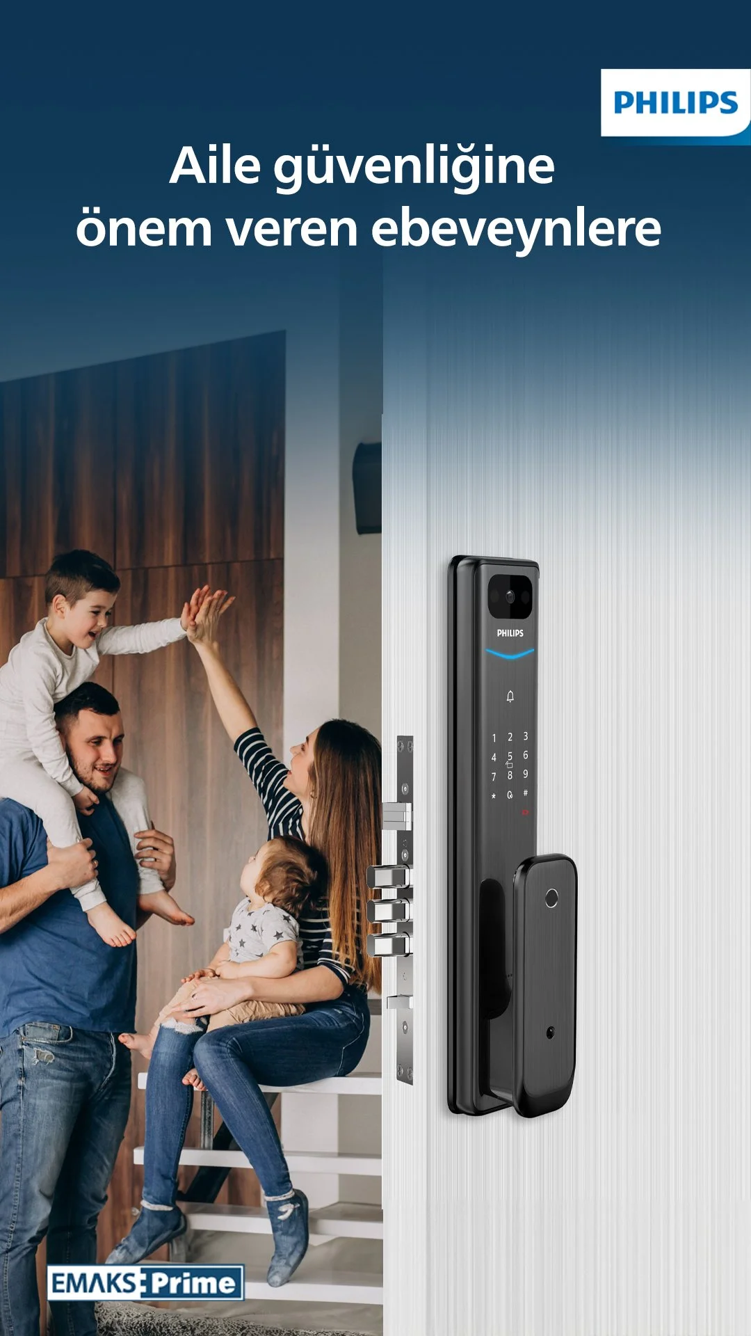 Arka planda iki çocuk ve iki yetişkinden oluşan dört kişilik mutlu bir ailenin kapıda kutlama yaptığı, tuş takımı ve parmak izi okuyucusu bulunan dijital bir kapı kilidinin görüntüsü.