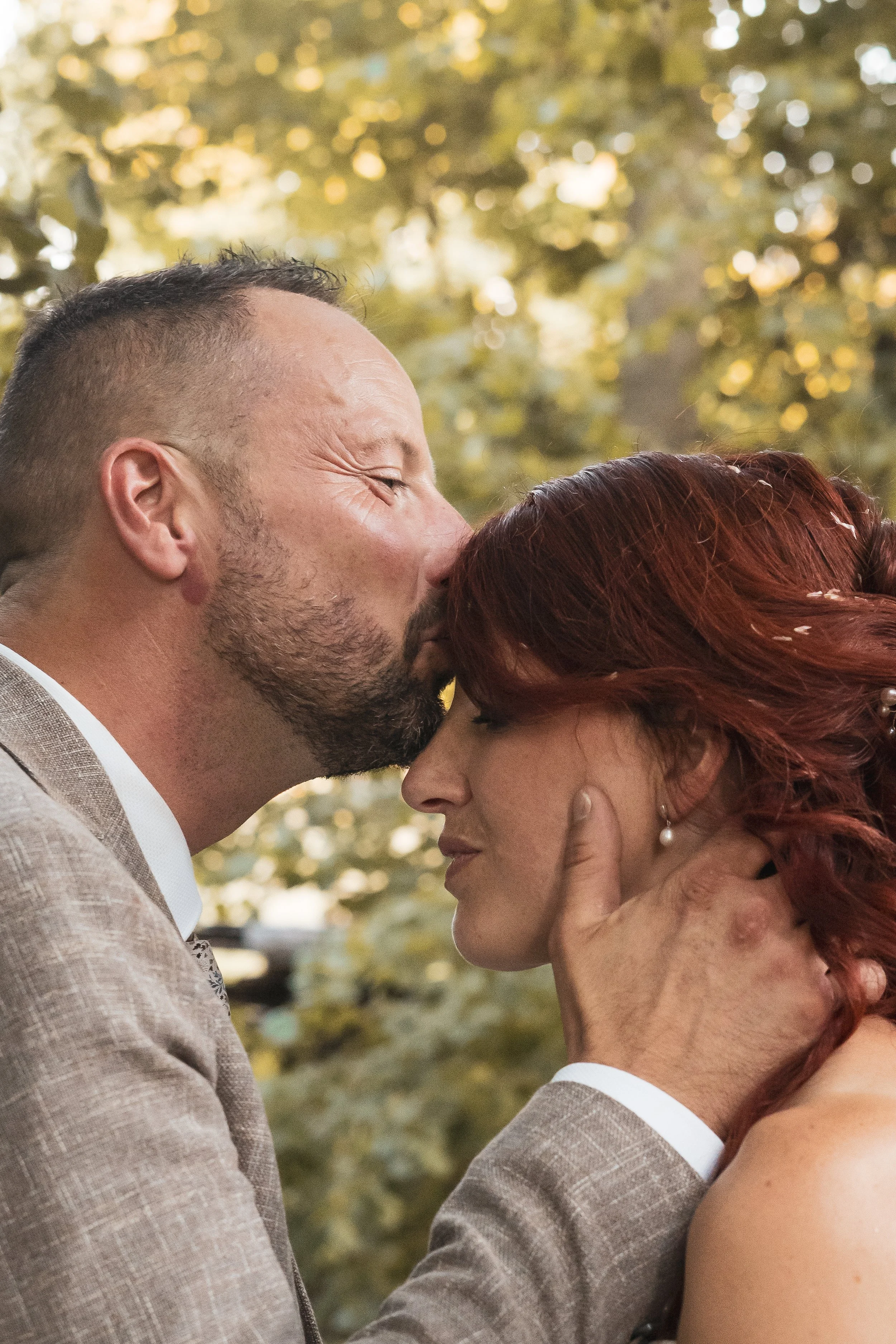 Un baiser complice dans un décor "slow life". La céramique s'invite pour une célébration authentique et durable, axée sur des objets porteurs de sens et conçus pour traverser le temps.