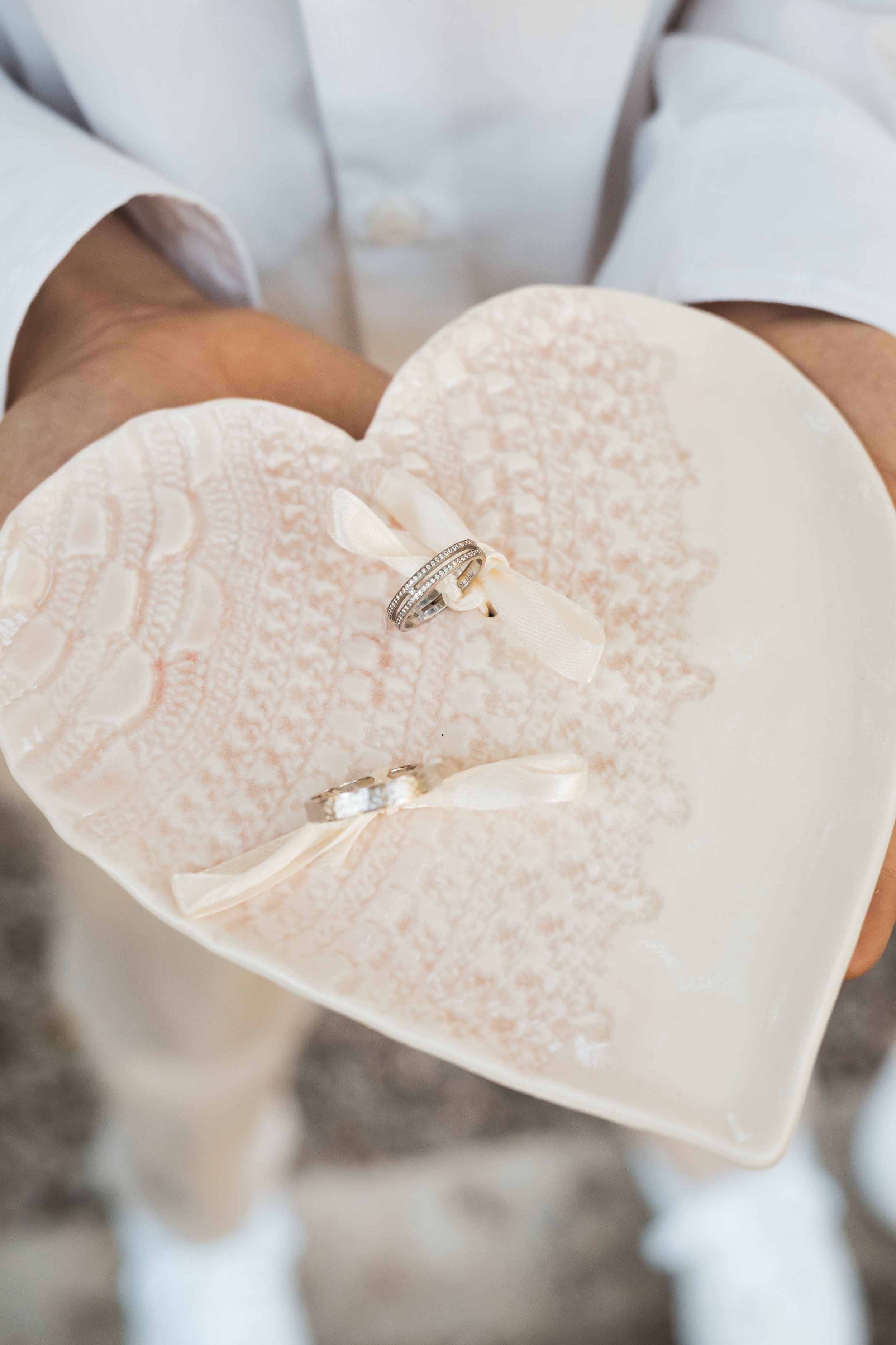 Le détail précieux. Ce porte-alliances en porcelaine  est conçu comme un objet intemporel. Bien plus qu'un simple accessoire de mariage, il devient un précieux objet de décoration à poser chez soi pour prolonger la magie et nous rappeler ce jour exce