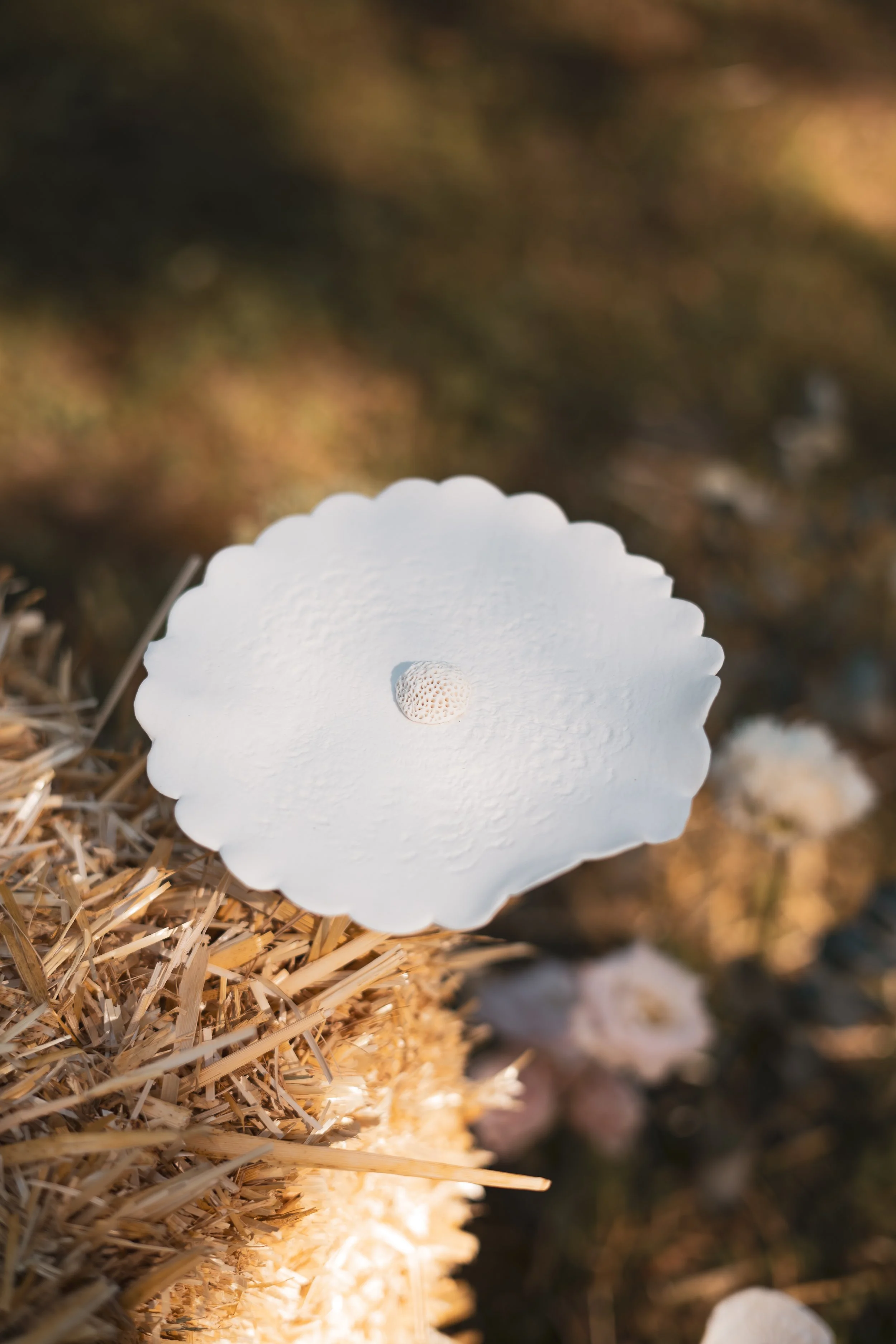 La délicatesse du fait-main. Chaque fleur en porcelaine est façonnée pour offrir une alternative durable aux fleurs fraîches, combinant esthétique contemporaine et démarche zéro déchet.