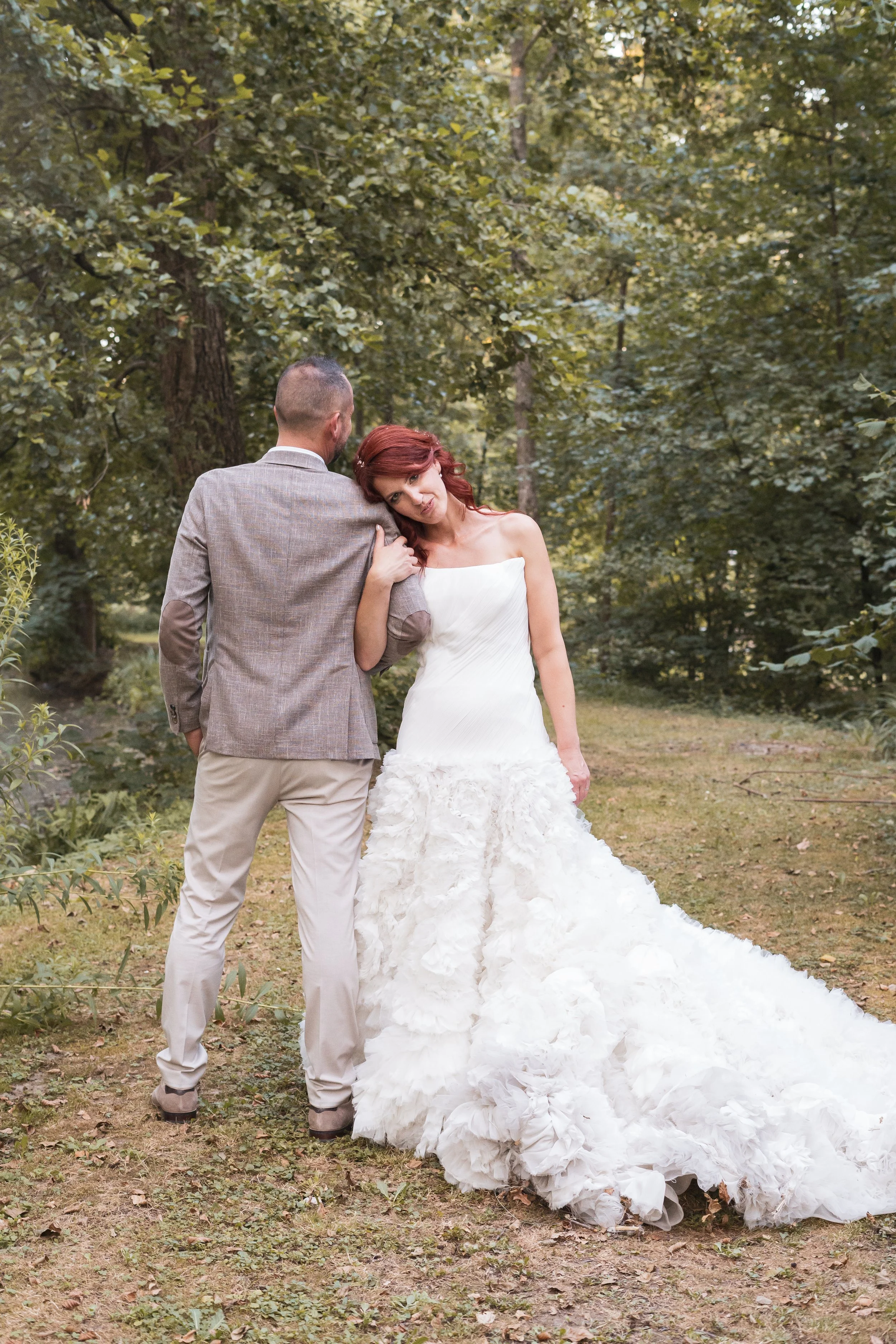 Instant suspendu lors d'une cérémonie laïque épurée. L'artisanat offre une alternative pérenne aux compositions éphémères, pour un mariage poétique et respectueux de la matière.