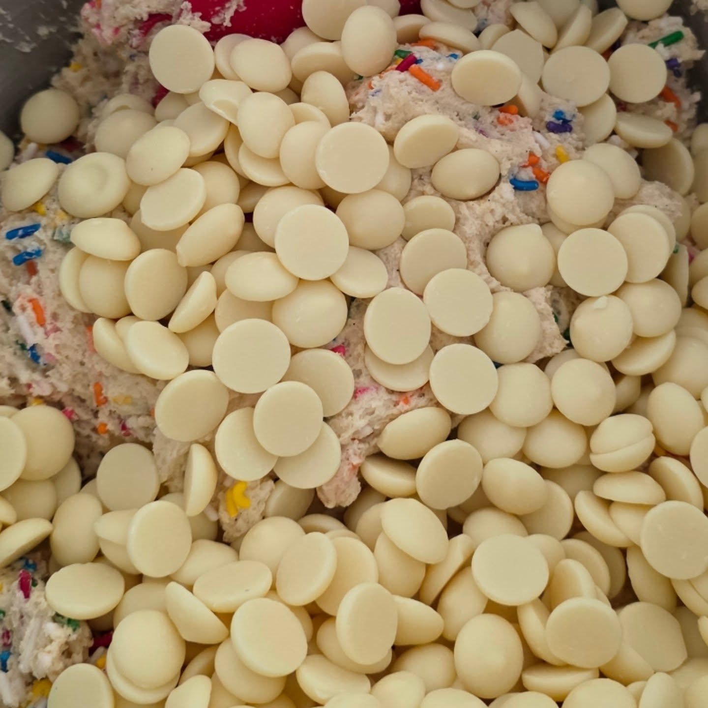 The many textures of a funfetti white chocolate cookies!

....and I sell them, starting at &pound;20 per dozen 

Buy them at itscrispybusiness.com 

#Londoncakes #londoncookies #londonbakery #microbakery #microbaker