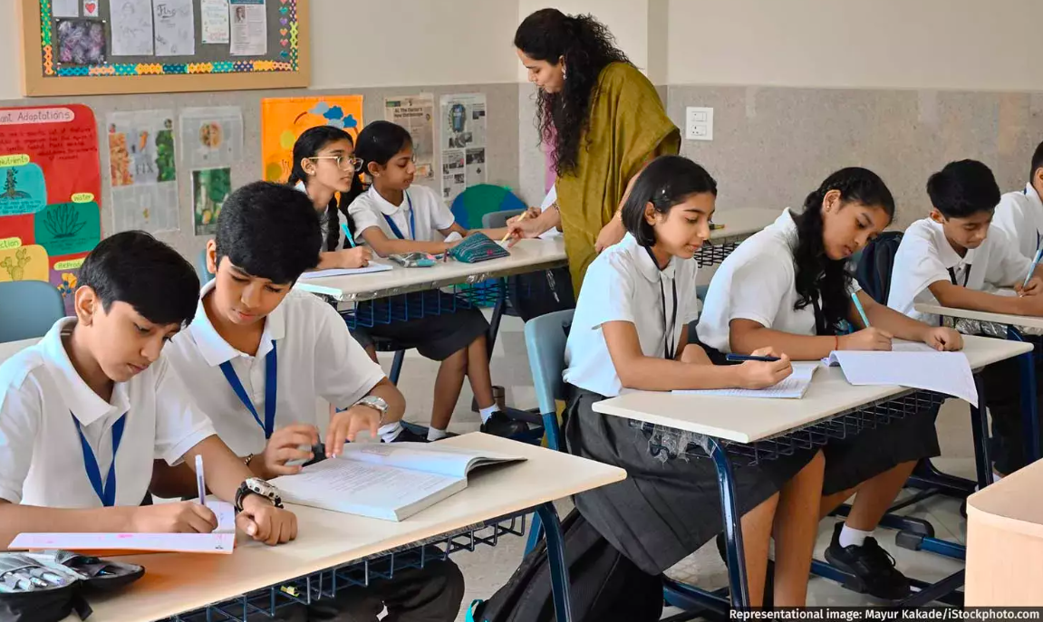 महंगी होती पढ़ाई: स्कूल फीस, कोचिंग और बढ़ता ख़र्च परिवारों पर भारी