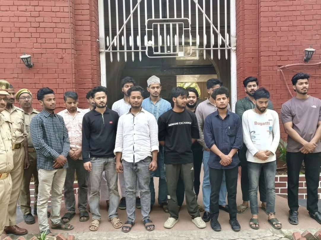 वाराणसी इफ्तार विवाद: गंगा में बीयर पीने वाले जमानत पर बाहर, लेकिन 14 मुस्लिम युवक 45 दिनों से जेल में