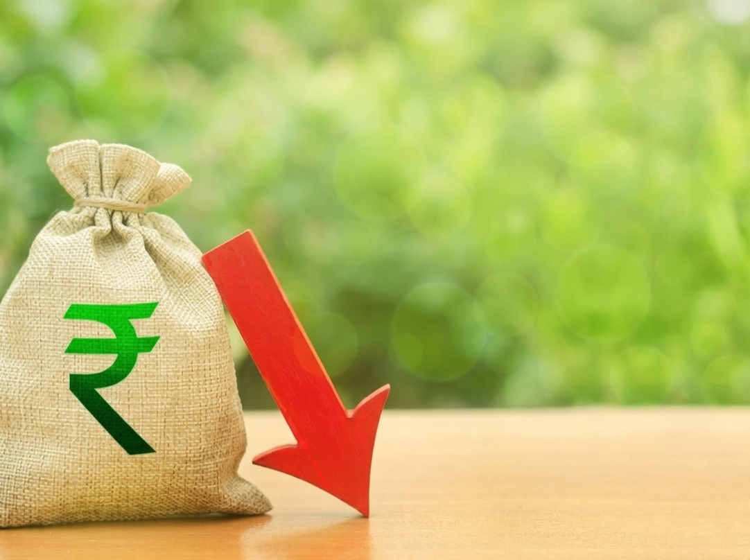 अमेरिकी डॉलर के मुकाबले रुपया गिरकर सौ के और नजदीक, 95.25 के नए रिकॉर्ड निचले स्तर पर बंद