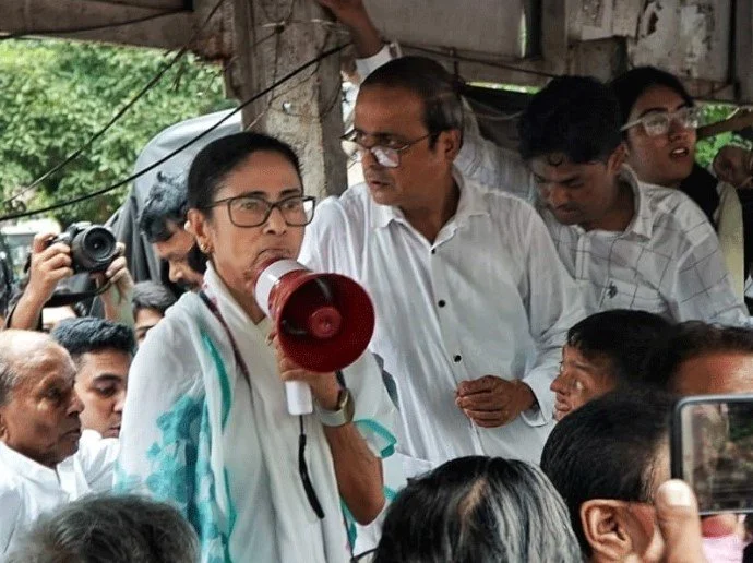 ‘चुनाव बाद की हिंसा’ के विरोध में&nbsp; ममता बनर्जी धरने पर बैठीं