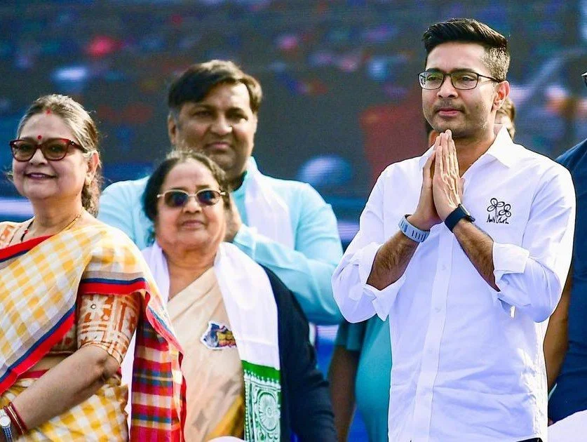 ताश के पत्तों की तरह क्यों बिखर रही है तृणमूल कांग्रेस?