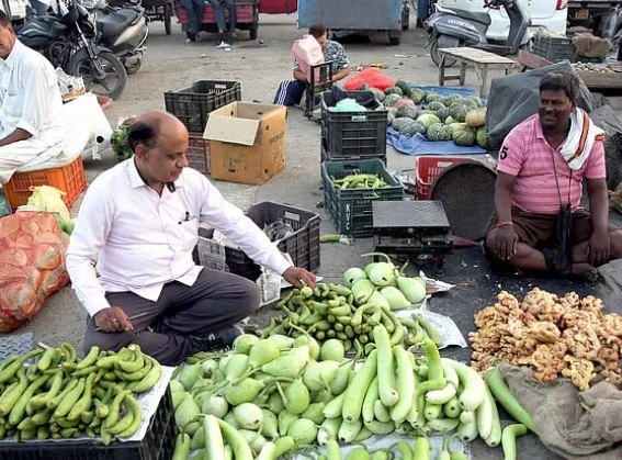 खाद्य पदार्थों की ऊंची कीमतों के कारण खुदरा मुद्रास्फीति बढ़कर 3.93% हुई