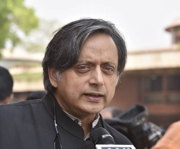 अमेरिका ने हमारे तीन नाविक मार दिए और संवेदना में एक शब्द नहीं, यह कैसा ‘मित्र’ है : शशि थरूर