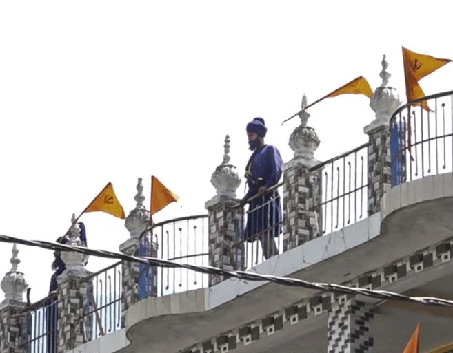 रुद्रप्रयाग गुरुद्वारे की छत पर 40 घंटे से अधिक समय से डटे निहंग, उत्तराखंड में सेना तैनात