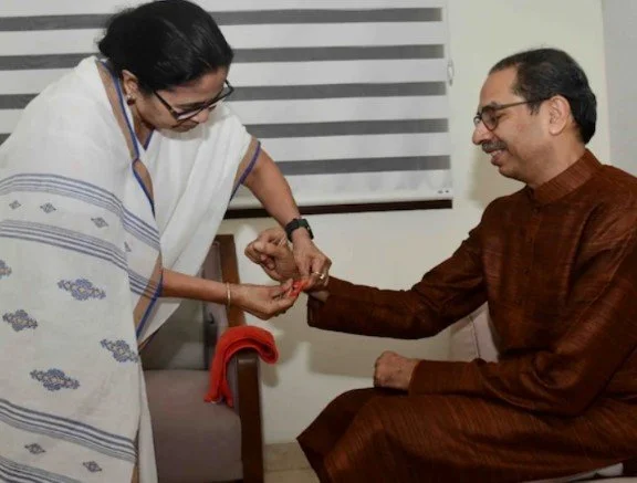 शशि थरूर | टीएमसी से शिवसेना तक, जनता के जनादेश की सत्ता के लिए सौदेबाज़ी हो रही है.