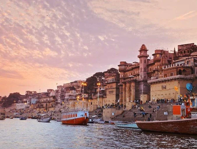 वाराणसी पुलिस ने गंगा में नाव पर चिकन पकाने और बीयर पीने के आरोप में पांच को गिरफ्तार किया, सभी हिंदू