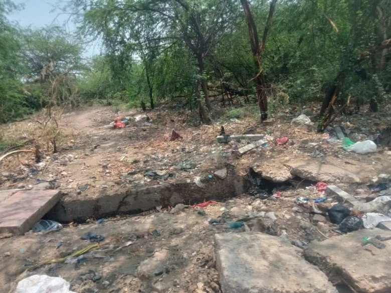 ‘प्रति कब्र 100 रुपये’: मुस्लिम कब्रिस्तान को नुकसान पहुँचाने के बाद मथुरा प्रशासन ने ऐसे लगाया हिसाब