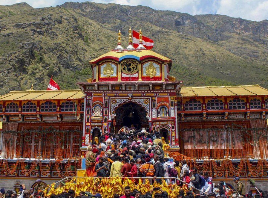 अयोध्या के बाद अब बद्रीनाथ धाम में भी चढ़ावे में चोरी के आरोप, जांच के आदेश