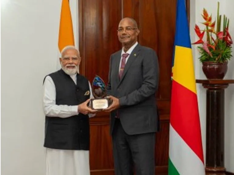 ‘उन्हें कोई भी पुरस्कार दे दीजिए, और वे दौड़े चले आएंगे’: नरेंद्र मोदी विदेश यात्राओं के दौरान सम्मान बटोर रहे हैं