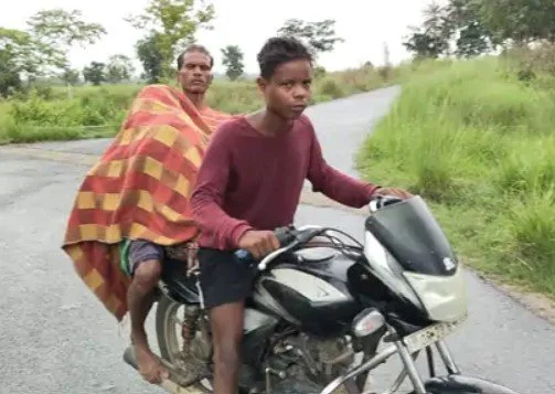 शववाहन न मिलने पर व्यक्ति पत्नी के शव को बाइक पर घर ले गया