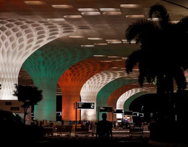 कानून का उल्लंघन: अडानी के मुंबई एयरपोर्ट स्टोर्स पर बिक रहे थे निकोटीन पाउच