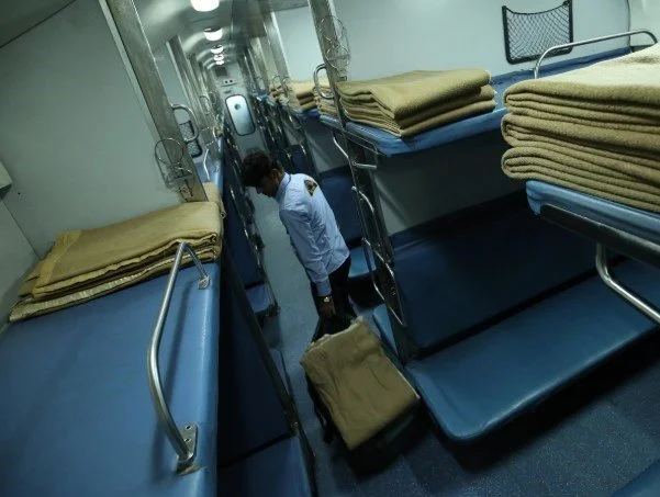 चार साल में भारतीय रेल से चोरी हुए 1.27 करोड़ बेडरोल. तौलिए सबसे ज्यादा गायब, कर्मचारियों की तनख्वाह से वसूली&nbsp;