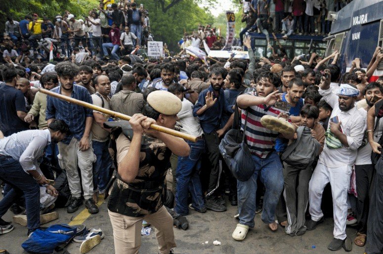 संसद की तरफ मार्च कर रहे सीजेपी प्रदर्शनकारियों पर पुलिस की बर्बर कार्रवाई, वांगचुक का भूख हड़ताल जारी रखने का संकल्प, सरकार-सीजेपी के बीच बातचीत&nbsp;
