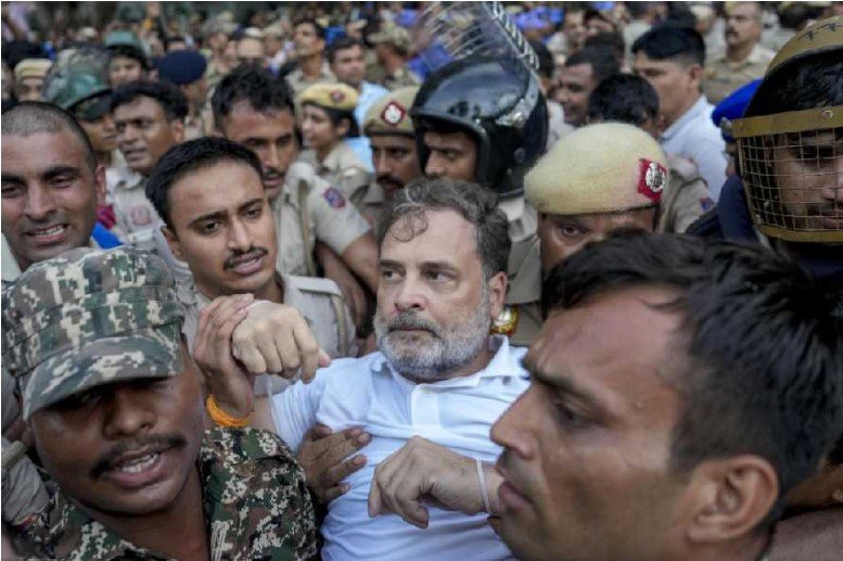 प्रदर्शन स्थल से जबरन हटाए जाने के बाद पुलिस ने राहुल गांधी, प्रियंका और अखिलेश को हिरासत में लिया