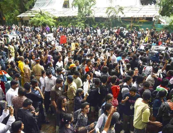 उनके परिवार भाजपा का समर्थन करते हैं, लेकिन वे अपने अधिकारों के लिए भाजपा नीत सरकार से लड़ने दिल्ली में हैं