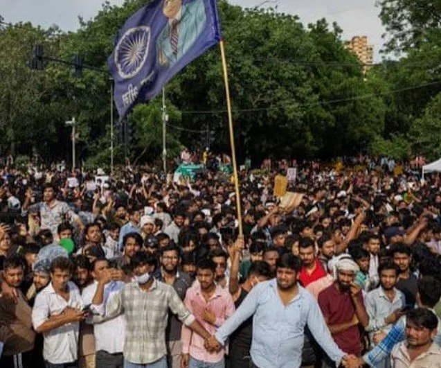 गार्डियन | ‘कॉकरोच आंदोलन’ ने डर के साए को पूरी तरह हटा दिया