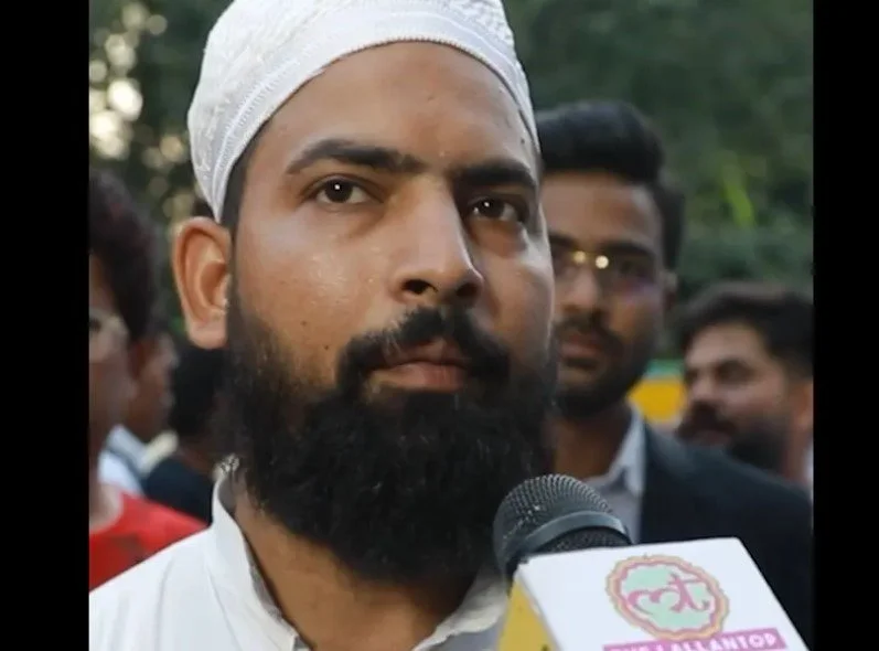 जंतर-मंतर पर खाना-पानी बांट रहे मोहम्मद जुनैद का आरोप- यूपी पुलिस ने परिवार को हिरासत में लिया