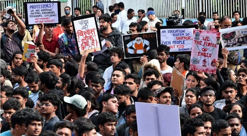 भारत की शिक्षा पर संकट, लेकिन इससे तकनीकी समस्या की तरह निपटा जा रहा है