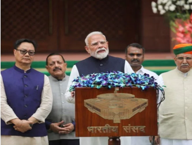 द गार्डियन | ‘कॉकरोच’ विरोध प्रदर्शनों ने भारत सरकार की दरारों को किस तरह उजागर किया है