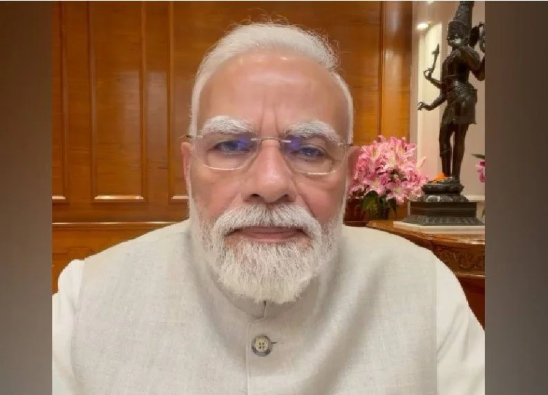 जैसे-जैसे मोदी युवाओं से जुड़ने के लिए इंस्टाग्राम रील्स बना रहे हैं, उनसे सवाल हो रहा है- “अपनी स्किनकेयर रूटीन बताइए”