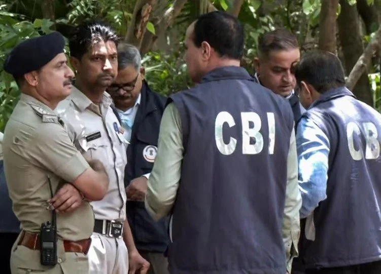 पश्चिम बंगाल के मुख्यमंत्री सुवेंदु अधिकारी के सहयोगी की हत्या मामले में सीबीआई की चार्जशीट में भाजपा के दो कार्यकर्ताओं समेत 11 नामजद