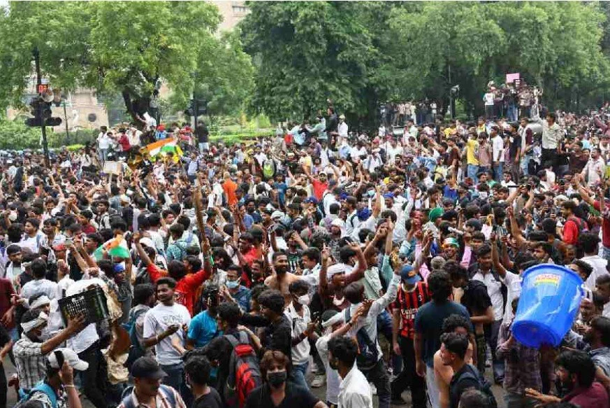 बूढ़ी होती संसद: लोकतंत्र के मंदिरों में क्यों नहीं सुनाई देतीं जेन ज़ी की आवाज़ें
