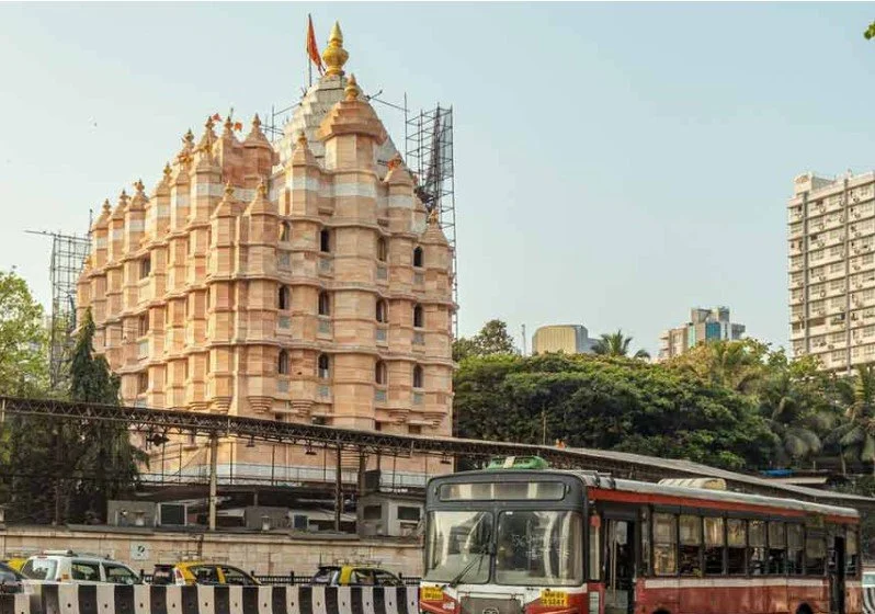 अयोध्या के राम मंदिर के बाद मुंबई के सिद्धिविनायक में हर साल 18 करोड़ की चोरी: फडणवीस ने दिए जांच के आदेश