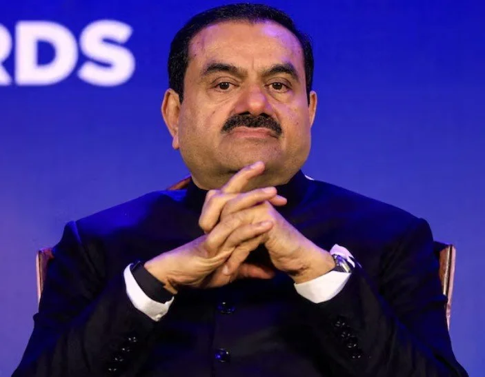 अमेरिकी अदालत ने अडानी के खिलाफ आपराधिक मामला खारिज किया, लेकिन आलोचना के साथ