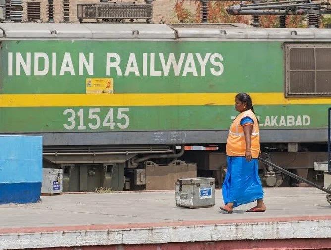 रेलवे स्टेशनों पर यात्री सुविधाओं की बदहाली, 90% स्टेशनों में कमी और कई जगह दूषित पानी: कैग