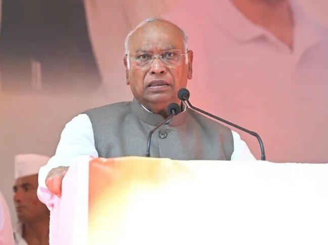 आनंद तेलतुम्बड़े | 80 साल बाद भी दलित के ‘छूने’ से जमीन को शुद्ध करने की जरूरत क्यों पड़ती है?