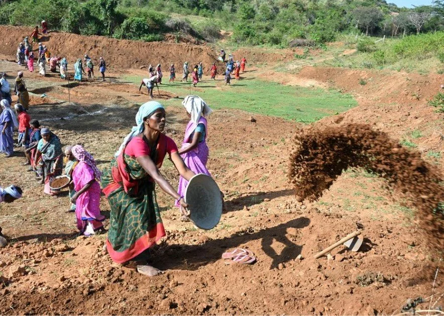 रोजगार गारंटी योजना अधर में फंसी, ग्रामीण श्रमिकों को भारी कीमत चुकानी पड़ रही