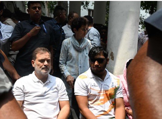 राहुल गांधी के धरने के बाद, दिल्ली विरोध प्रदर्शन में पेलेट गन के इस्तेमाल पर पुलिस ने दर्ज की एफआईआर