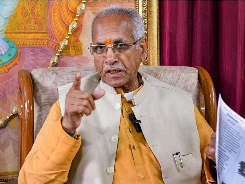चंपत राय के लेख में अयोध्या मंदिर निर्माण में नृपेंद्र मिश्रा की भूमिका पर सवाल, विवाद