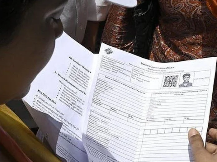 नवी मुंबई में 3,400 एसआईआर फॉर्म की फोटोकॉपी करते भाजपा कार्यकर्ता पकड़ा गया; 5 बीएलओ निलंबित