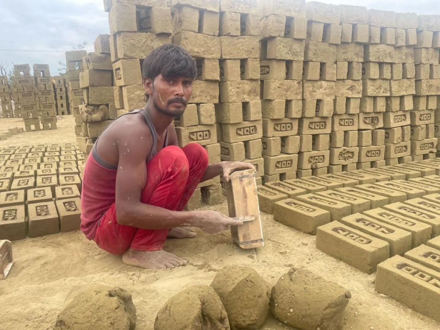 आतंकी हमलों से सहमे कश्मीर के प्रवासी मजदूर, लेकिन घर लौटना भी आसान नहीं