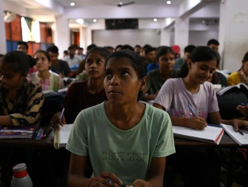 ज्यादा भारतीय छात्र उच्च शिक्षा छोड़ रहे हैं, क्योंकि अब डिग्री लागत के लायक नहीं लगती