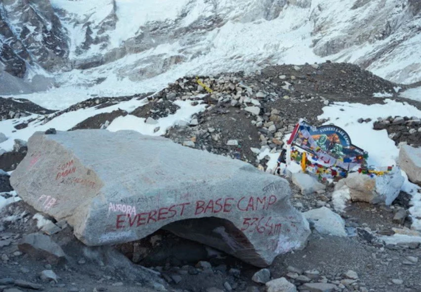 पर्वतारोहियों के पेशाब से पिघल रहा है एवरेस्ट का ग्लेशियर: नए अध्ययन की चेतावनी