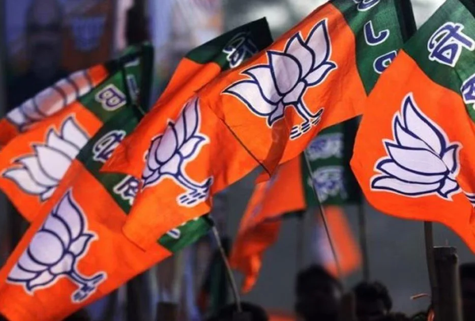 भगवा चमक के नीचे की दरारें: जमीन पर बीजेपी का आत्मविश्वास क्यों कमजोर पड़ रहा है