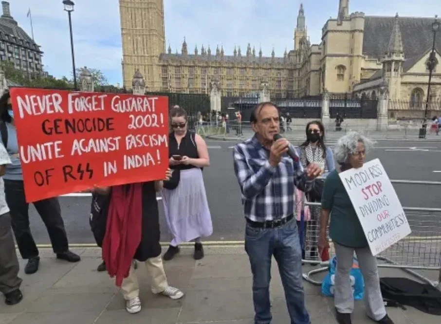 ‘आरएसएस छिपकर काम कर रहा है’: मोहन भागवत की ब्रिटेन यात्रा के खिलाफ संसद के बाहर सैकड़ों लोगों का प्रदर्शन