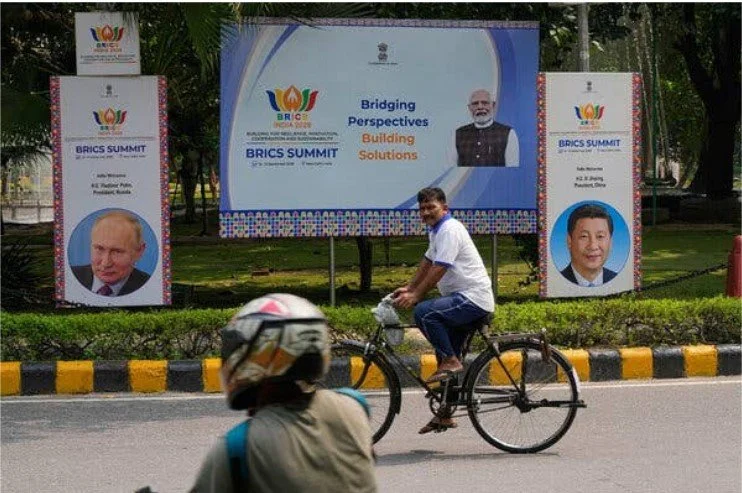 भारत चीन से कम आयात करना चाहता है, पर उसकी जरूरतें बढ़ती जा रही हैं