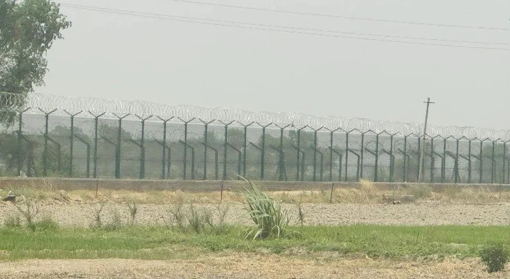 भारत ने तस्करों को रोकने के लिए एक बाड़ बनाई थी; 2024 से, पाकिस्तान 1,200 से अधिक बार इसके ऊपर से निकल गया है