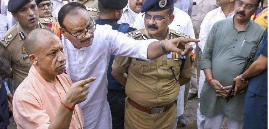 ‘नौकरियों के पीछे भागने के बजाय पैसा कमाने के लिए टैक्सी चलाएं’: चुनाव पूर्व यूपी के उपमुख्यमंत्री पाठक की सलाह से योगी सरकार असहज