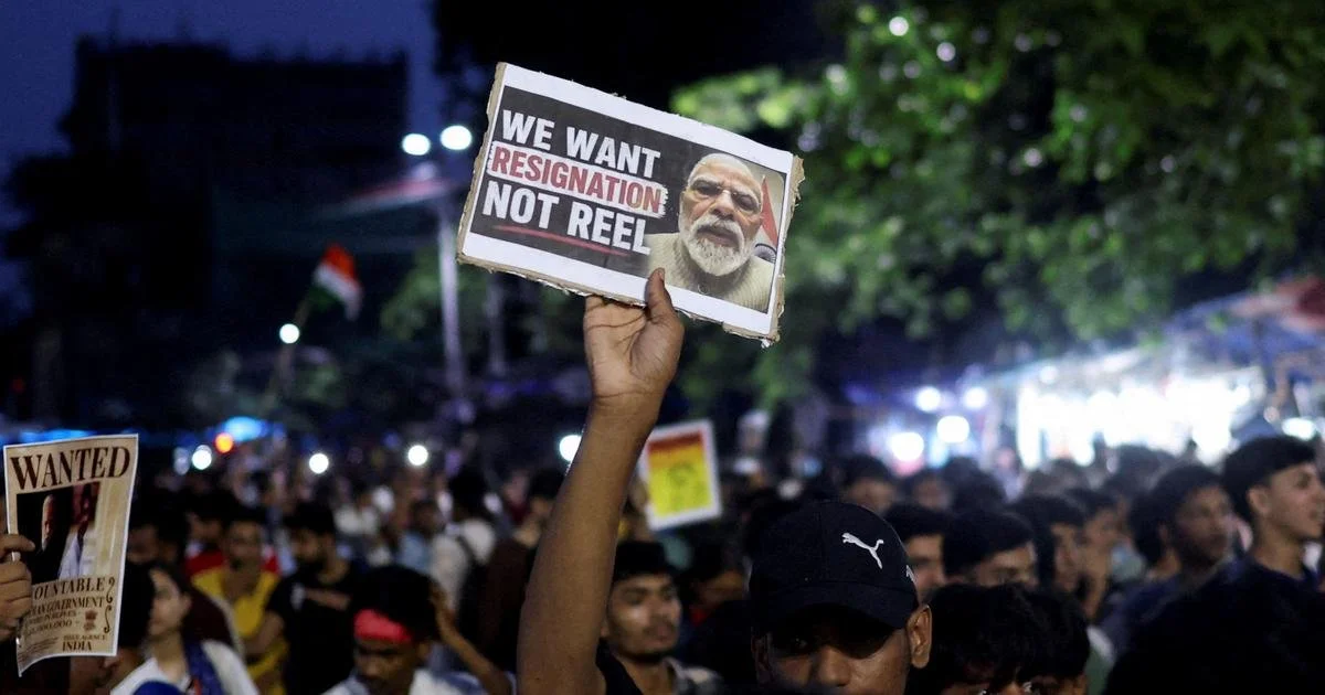 ‘मैं एक छोटा-सा कॉकरोच हूं’: कविता, विरोध और कल्पित समुदायों की नई अहिंसा