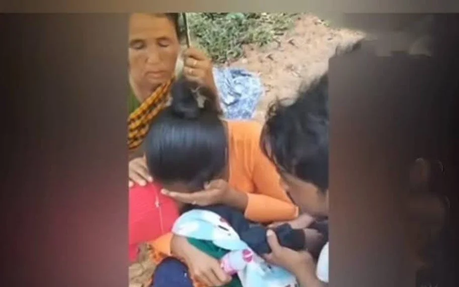खराब सड़क; मेघालय में बीमार बच्चे को लेकर 3 घंटे पैदल चली माँ, अस्पताल पहुँचने के पहले बच्चे की मौत